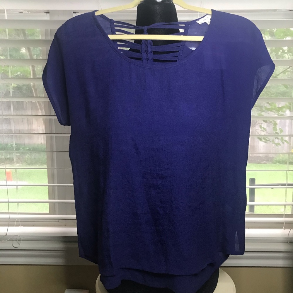 Cute cap-sleeved top w/braided detail on back